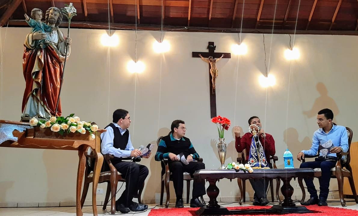 SEMINARISTAS FAZEM LIVE VOCACIONAL